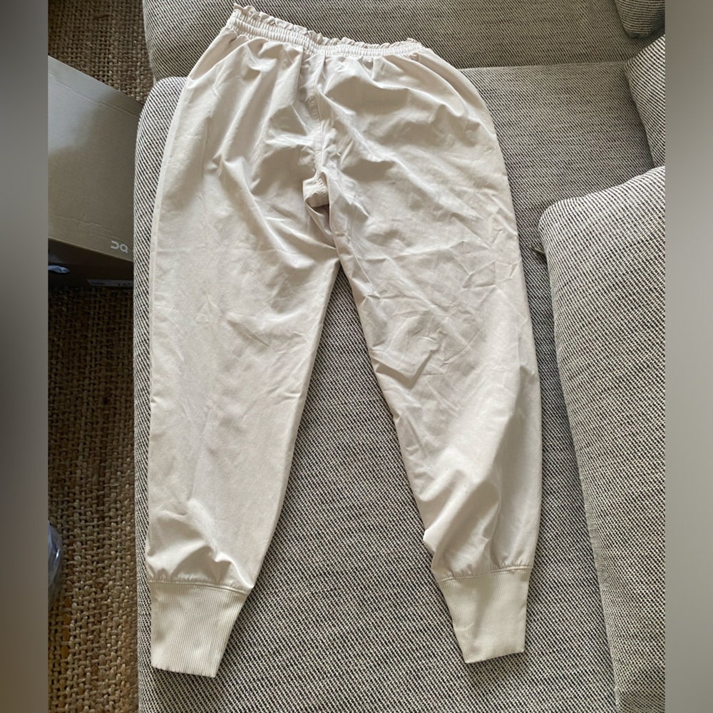 Abercrombie and fitch active motion cream jogger XS like new!